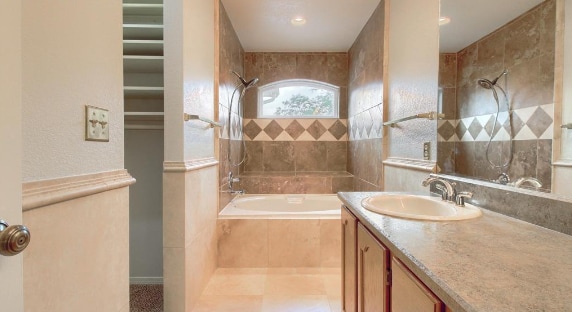 Building Photo - 820 Wycliffe Dr