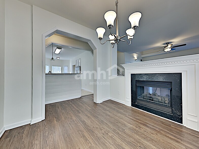 Building Photo - 8008 Willowglen Dr
