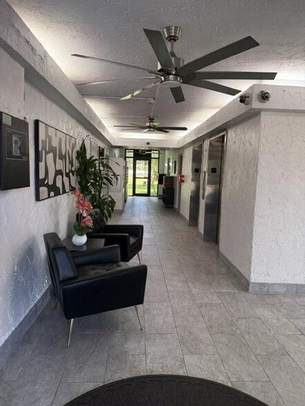 Building Photo - 250 Jacaranda Dr