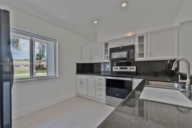 Building Photo - 15250 SW 154th Ave