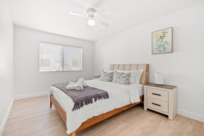 Building Photo - 734 Claraday St