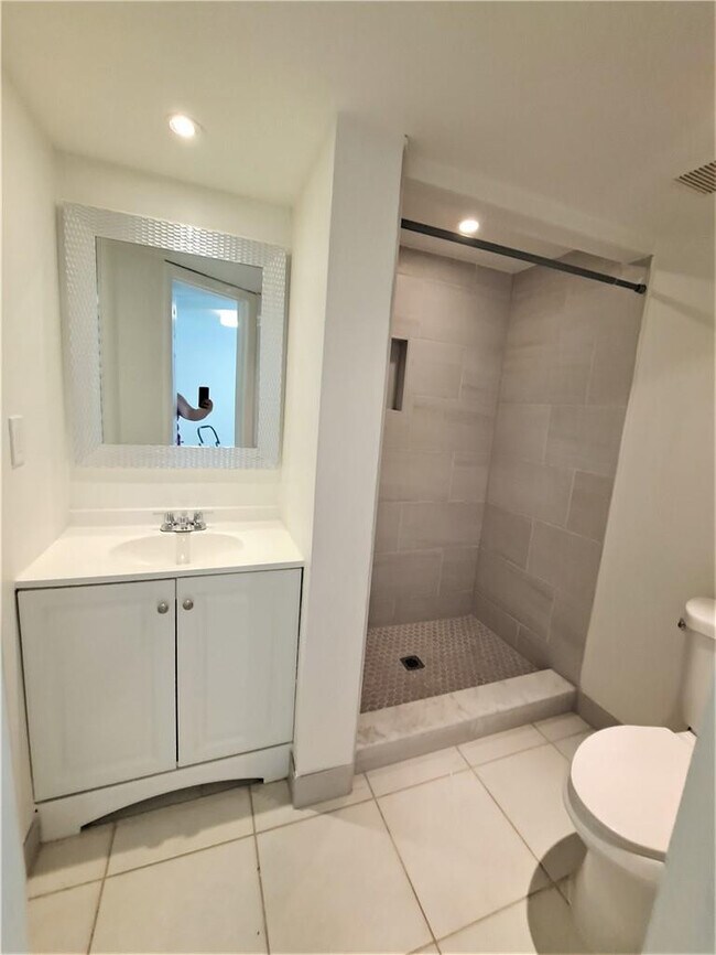 Building Photo - 8040 N Colony Cir