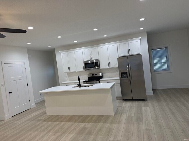 Building Photo - 371 W Country Club Dr