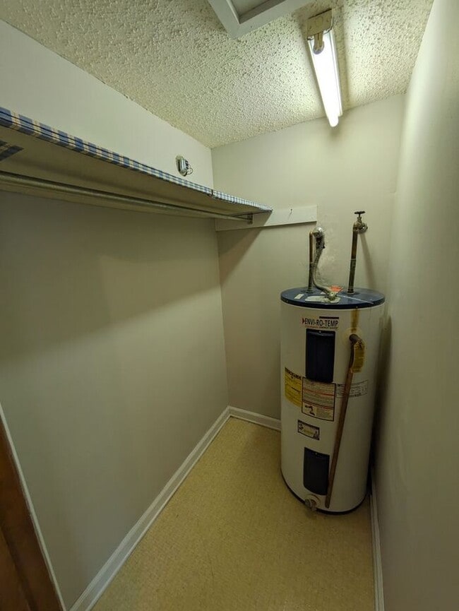 Building Photo - 1BD/1BA Upstairs Unit at Westmont