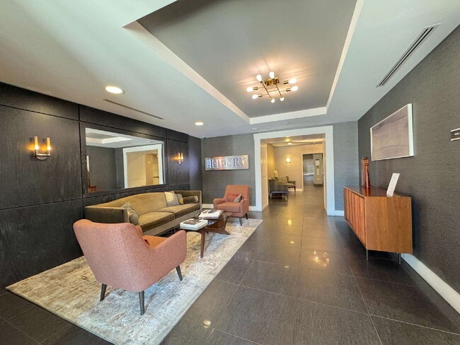 Building Photo - "Chic Urban Retreat: Stylish 1-Bed Condo with Hardwood Elegance in the Heart of Alexandria!"