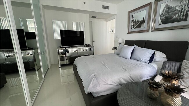 Building Photo - 495 Brickell Ave