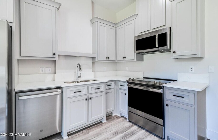 Building Photo - 108 E Broussard St