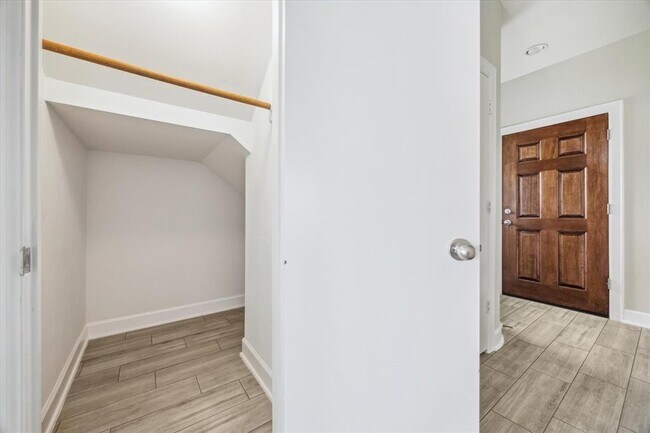 Building Photo - 1020 E 37th St