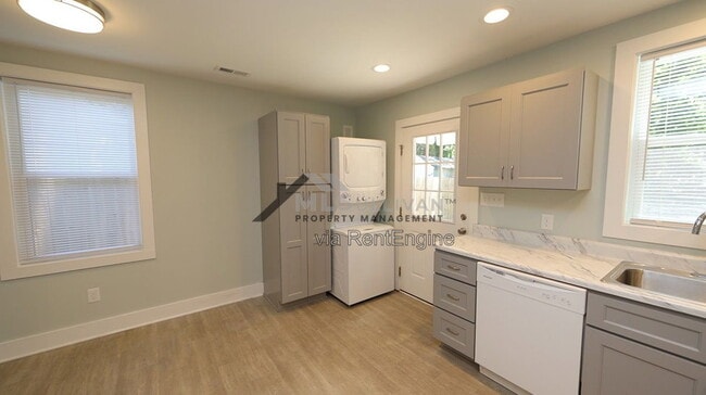 Building Photo - 102 E Edgewood Dr