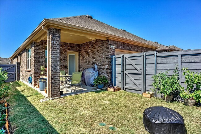 Building Photo - 3 Bed rooms and 2 baths, large master closet. Vinyl garage floor coating is just one of the many ...
