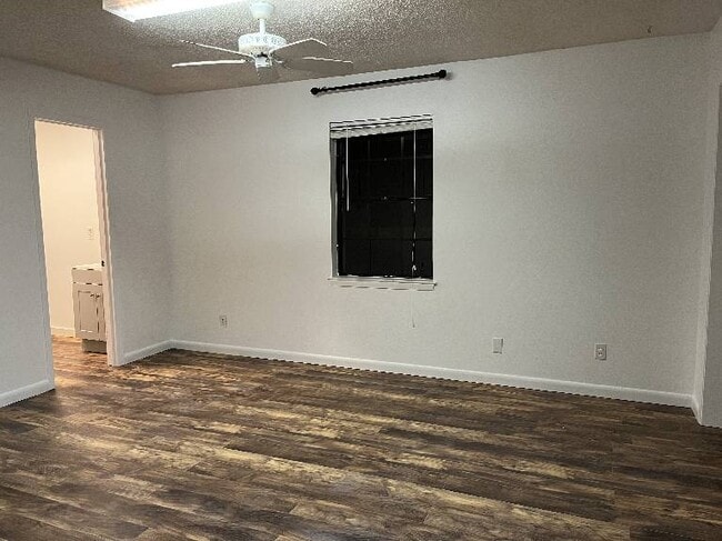 Building Photo - Newly Remodeled!