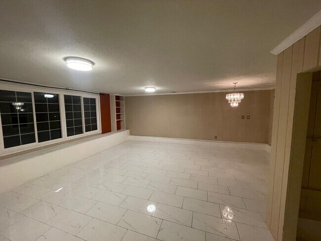 Building Photo - 2811 Castle Rock Rd