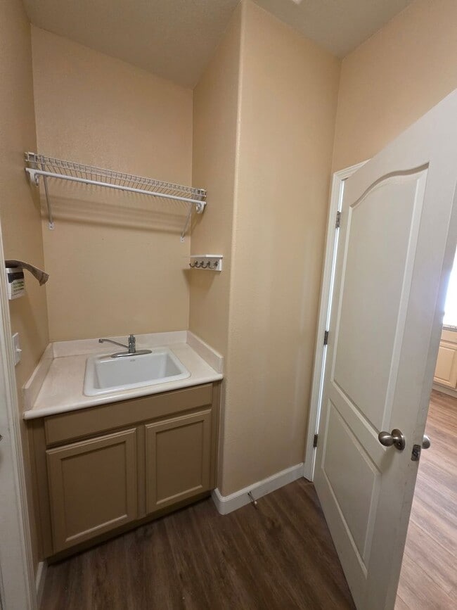 Building Photo - 3 Bedroom 2 Bathroom with Pool in NW Visalia!