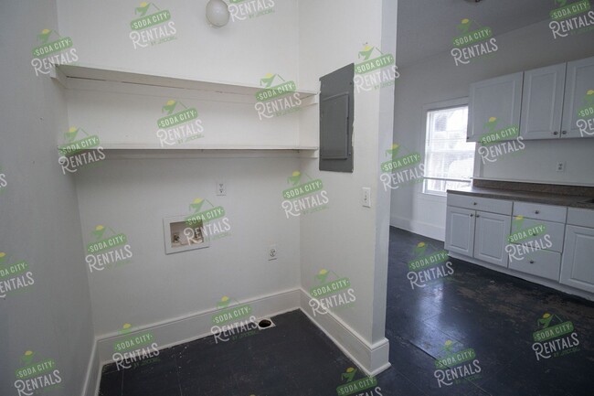 Building Photo - 2 Bedroom, 1 Bathroom Duplex in Downtown C...