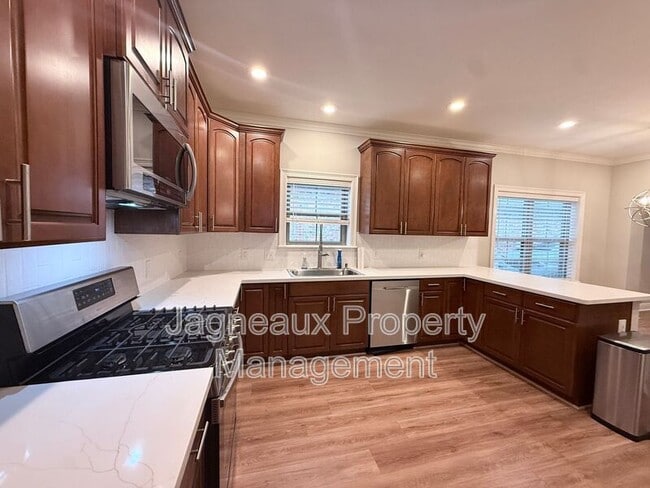 Building Photo - 2137 La Cache Dr