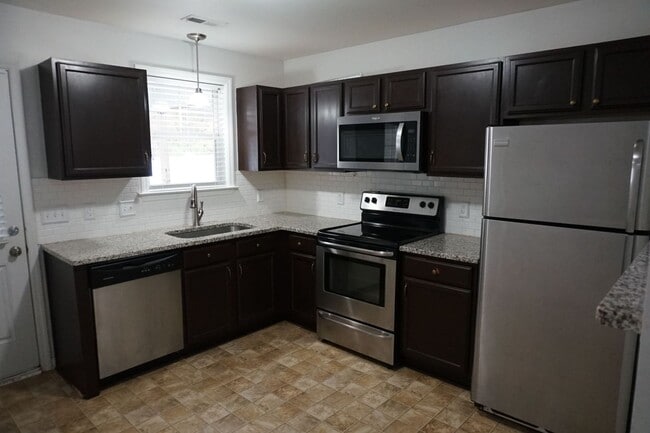 Building Photo - 3 Bedroom and 3 Full bathroom located The Village at the Glen within Carolina