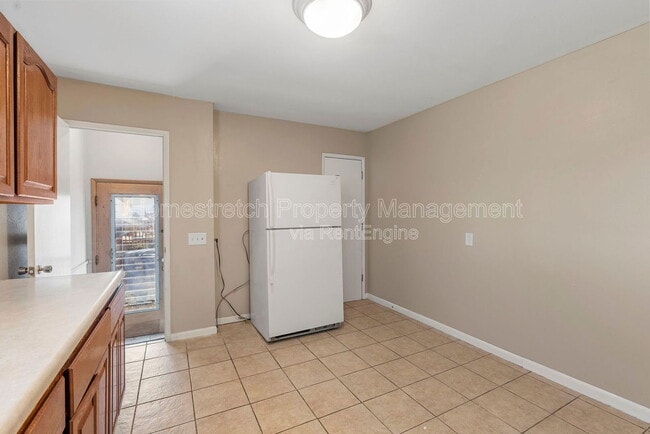 Building Photo - 560 Falcon Dr