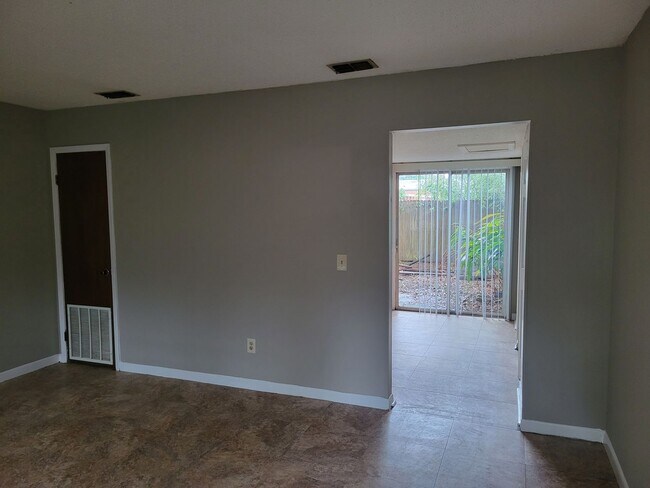 Building Photo - $1095 - 2/1.5 - Arlington - Super Cute - Great Location