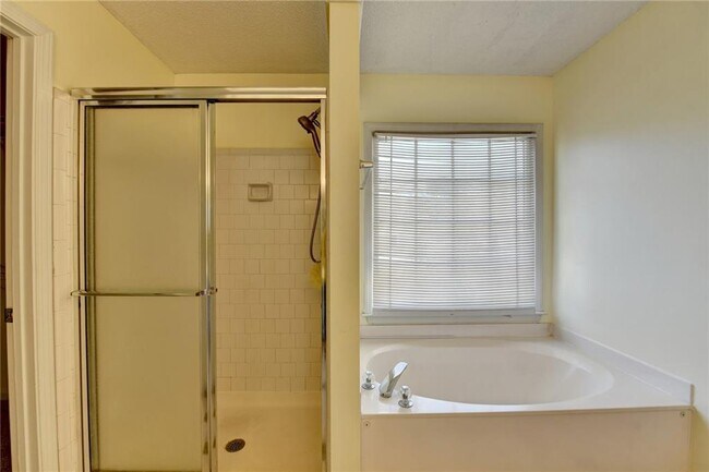 Building Photo - 435 Leasingham Way