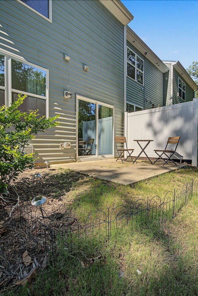 Building Photo - Furnished 3-Bed Townhouse in Durham