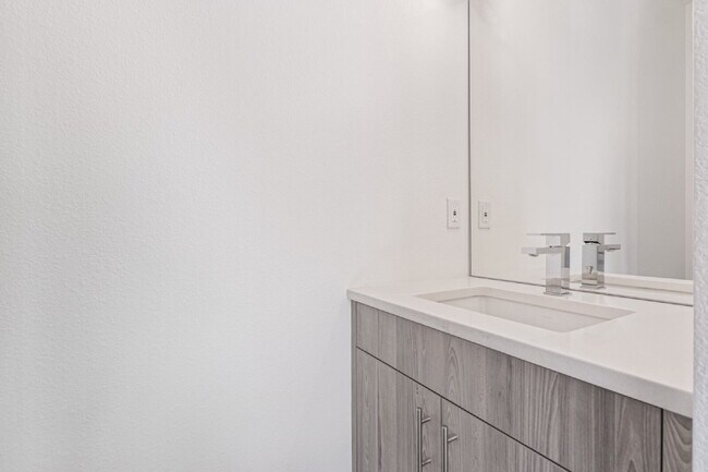 Building Photo - Beautiful Sloans lake Two Bed / Two and a ...
