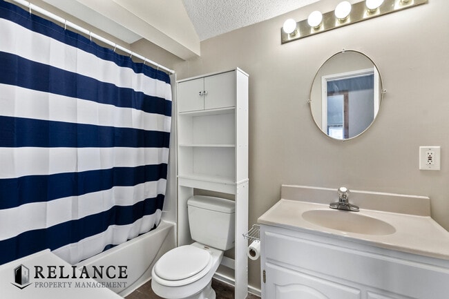 Building Photo - 615 N Doris St