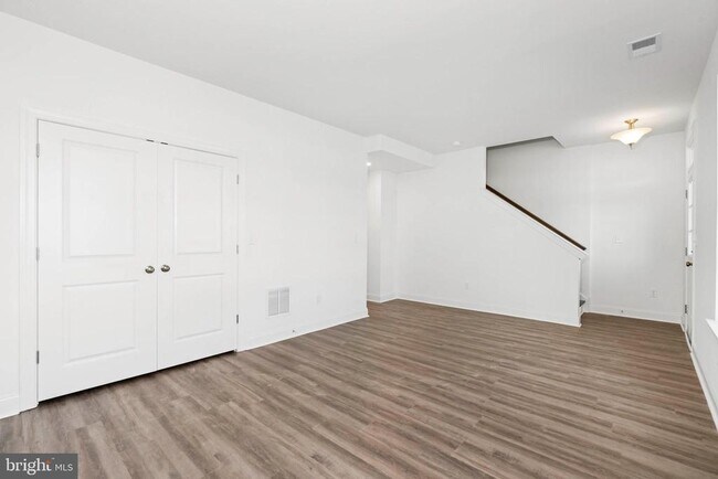 Building Photo - 870 Mapleton Ave