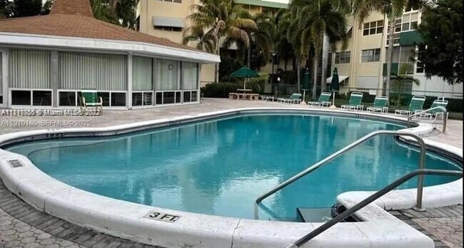 Building Photo - 1333 E Hallandale Beach Blvd