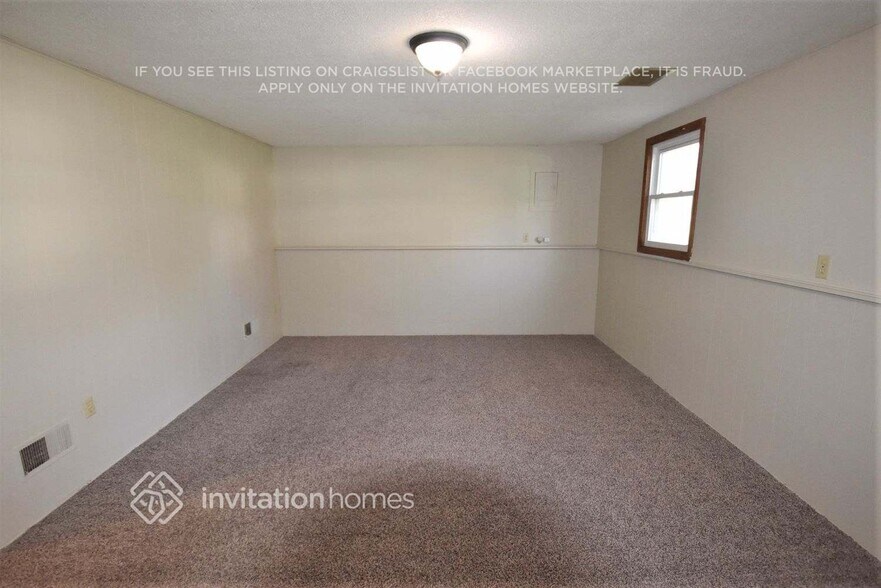 Building Photo - 10440 Thrush St NW