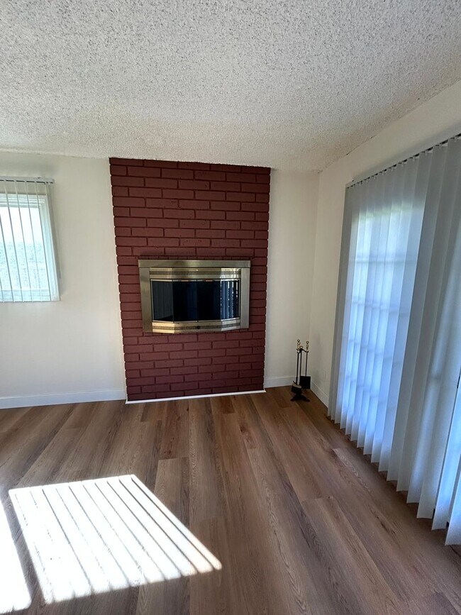 Building Photo - Spacious 4-Bed, 2-Bath Home with a Large Backyard in Prime West Hills!