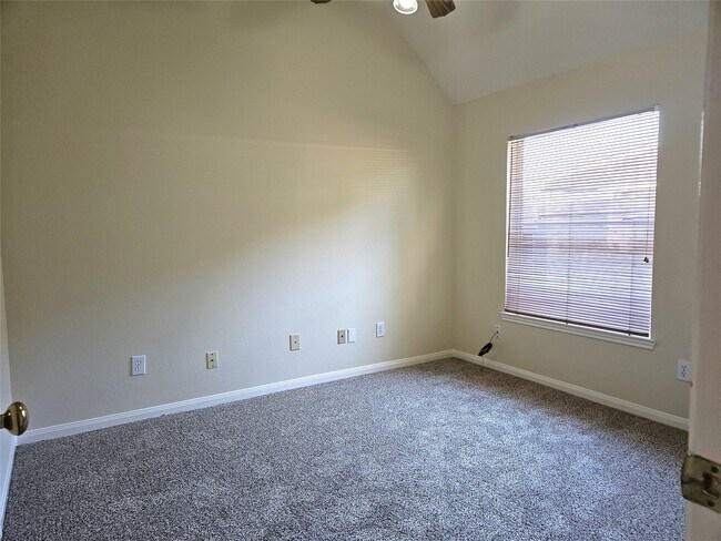 Building Photo - 2121 Crimson Lake Ln