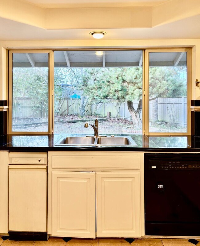 Building Photo - 3 Bed / 2.5 Bath Bellevue rambler $3,895/month