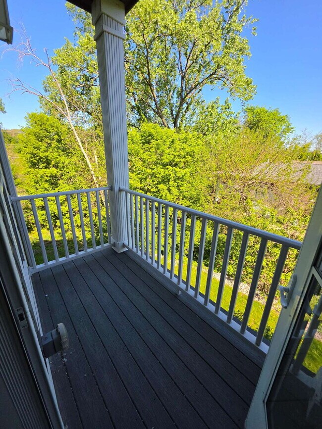 Building Photo - 2 Bedroom | 1 Bathroom 2nd Floor Apartment Available OCTOBER 1ST!