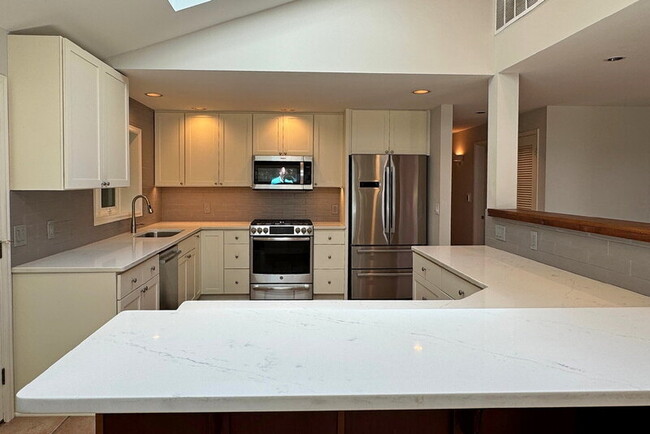 Building Photo - 10632 NE 47th Pl