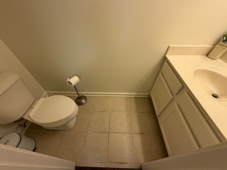 Building Photo - Room in Condo on Donatello Avenue