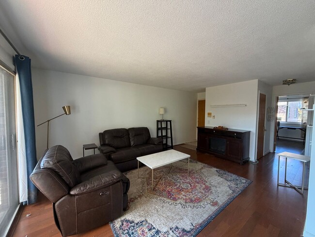 Building Photo - ***PRICE IMPROVEMENT*** - Furnished 1 Bedr...