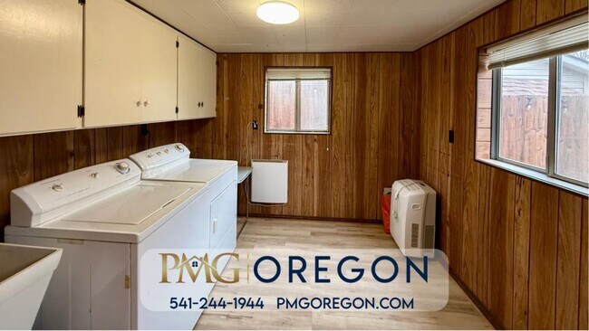 Building Photo - 711 SW I St