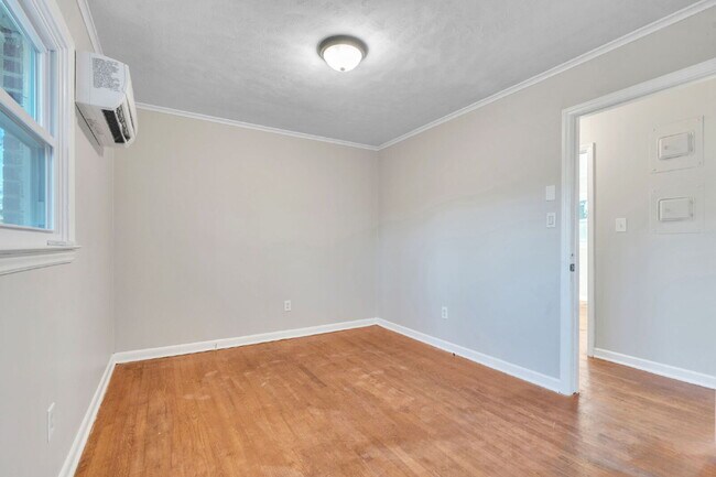 Building Photo - Freshly Updated 2BR / 1BA Single-Level Duplex $1350/mo rent***