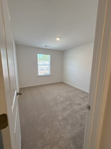 Building Photo - 212 Paisley Way