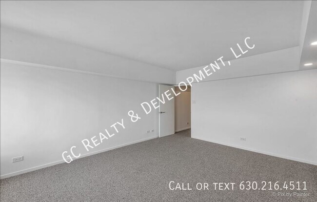 Building Photo - 175 E Delaware Pl
