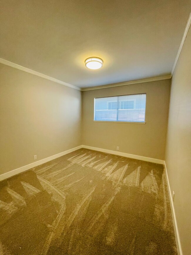 Building Photo - Amazing renovated 4 bedroom 2 full bath si...