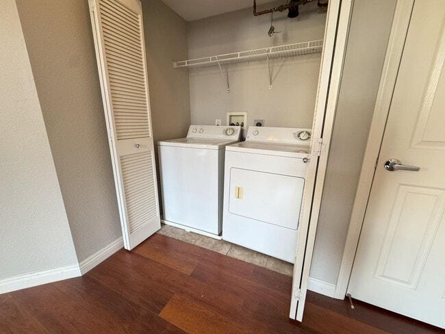 Building Photo - One bedroom one bathroom Carmel Point condo