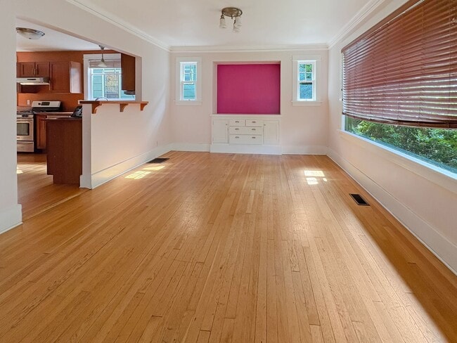Building Photo - 4 bed 2 bath NE Portland home