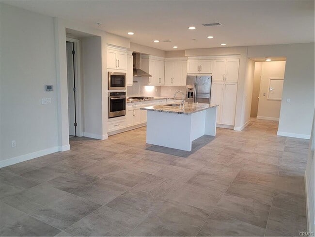 Building Photo - 325 Doheny Way