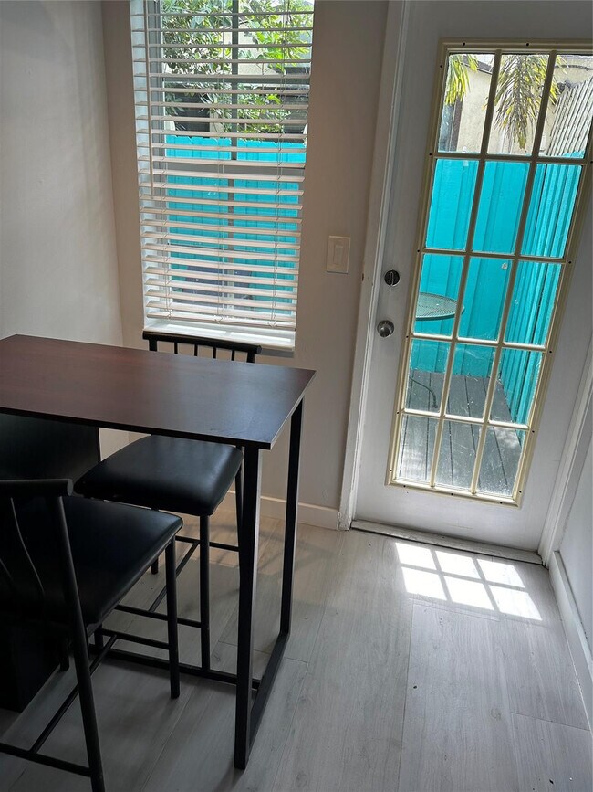 Building Photo - 805 NE 17th Ave