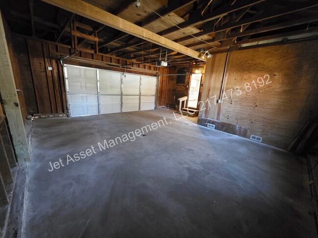 Building Photo - 3 bed, 1.5 baths, 2 car garage, fenced yard!