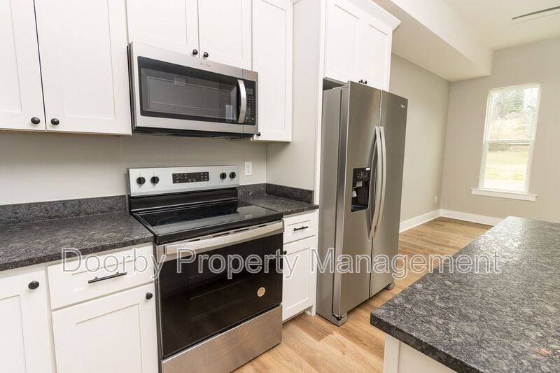 Building Photo - 905 W 39th St