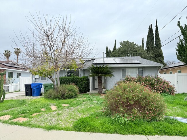 Building Photo - Stunning 3-Bedroom Lake Balboa Home with P...