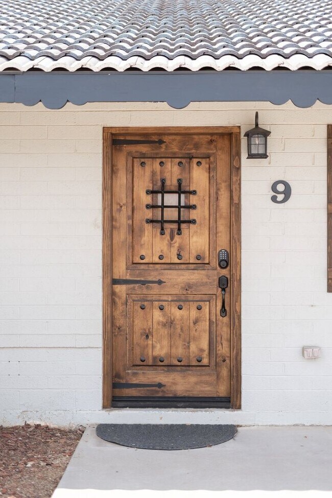Building Photo - 9 E Del Rio Dr