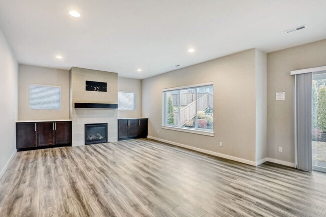 Building Photo - Stunning 4bed/2.5bath Home with High-End Upgrades in Snohomish WA!